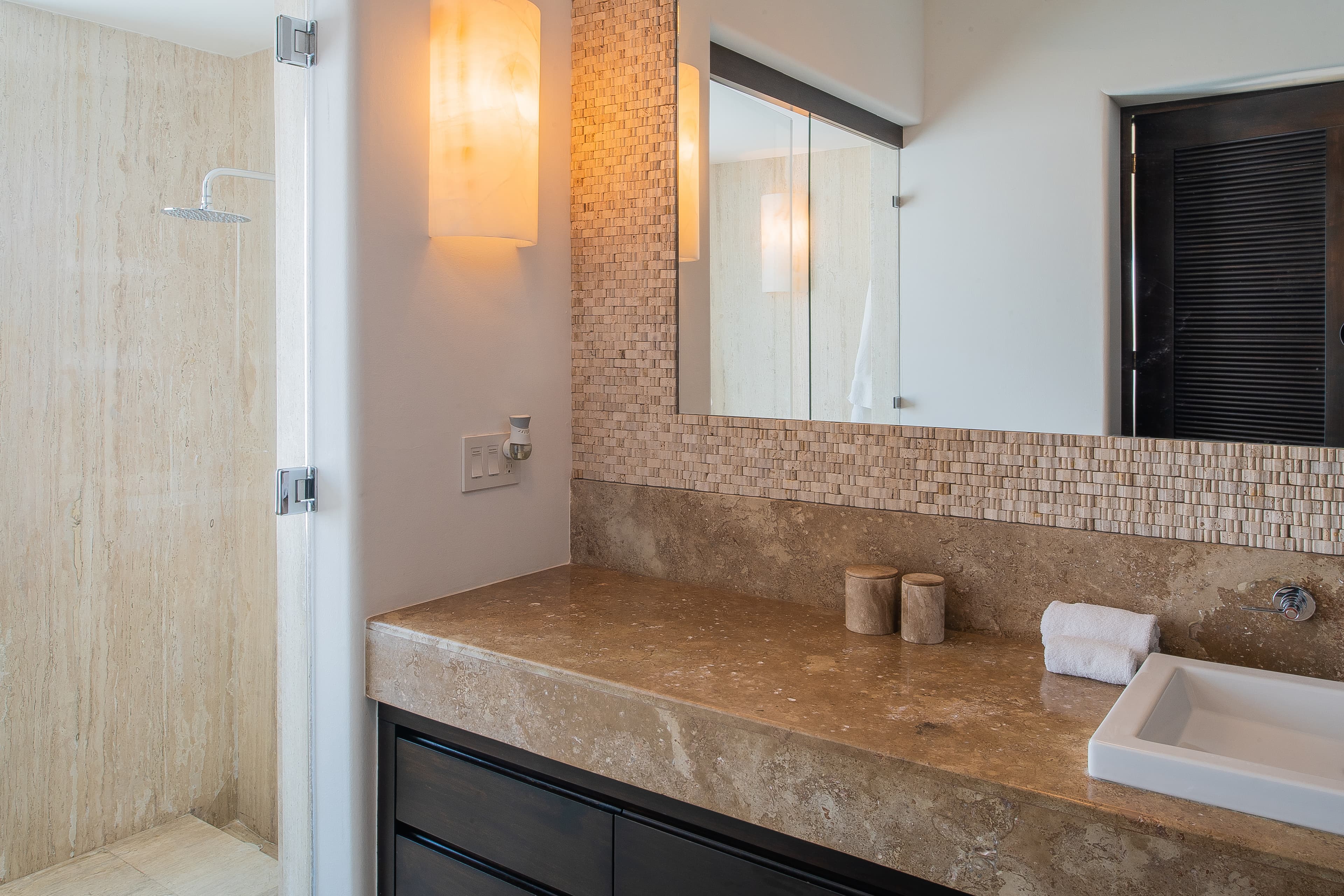 Bathroom 1 (Master ensuite) · DSC02207