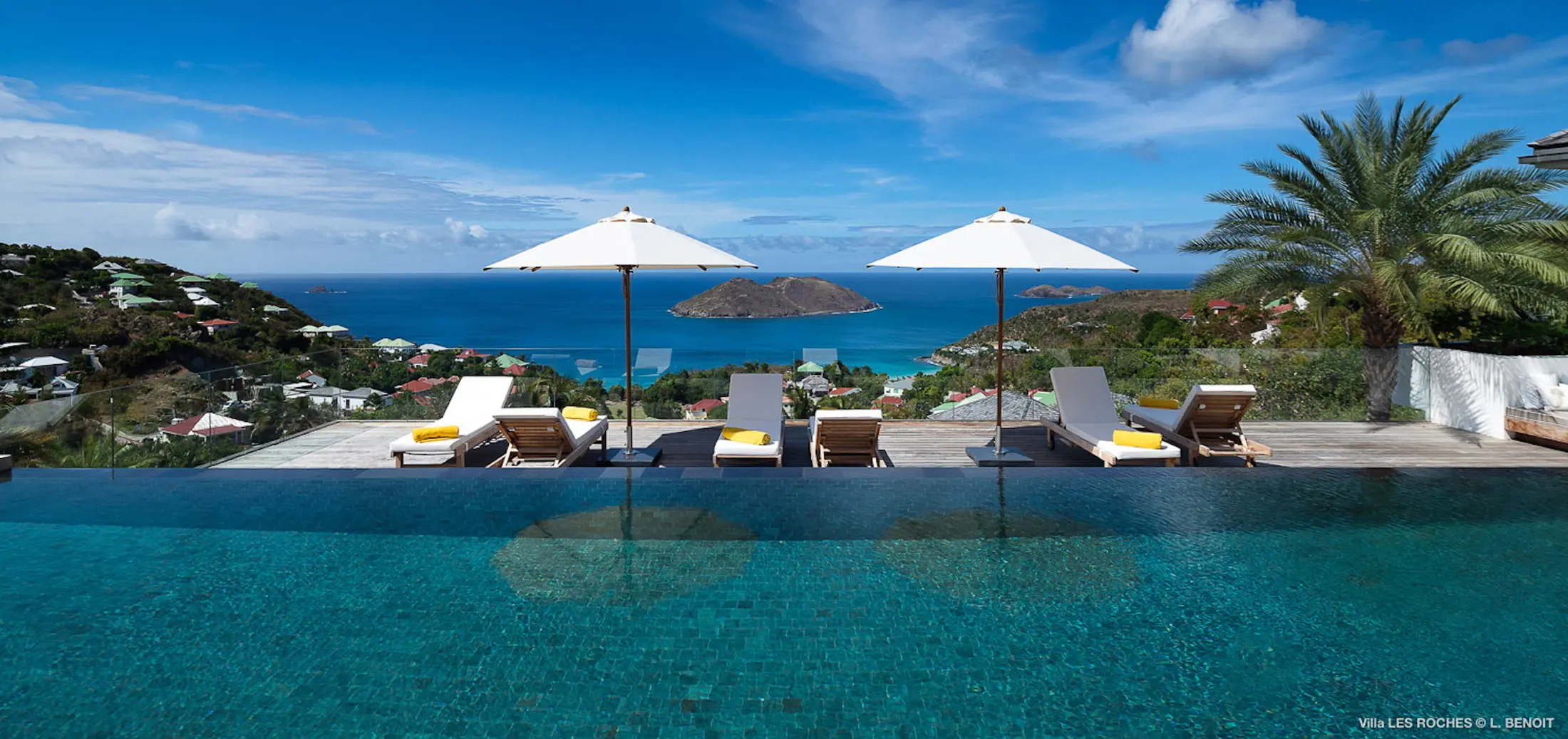Azucena Serena · Villa con vista al mar con alberca infinity estilo tropical en St. Barths, con spa