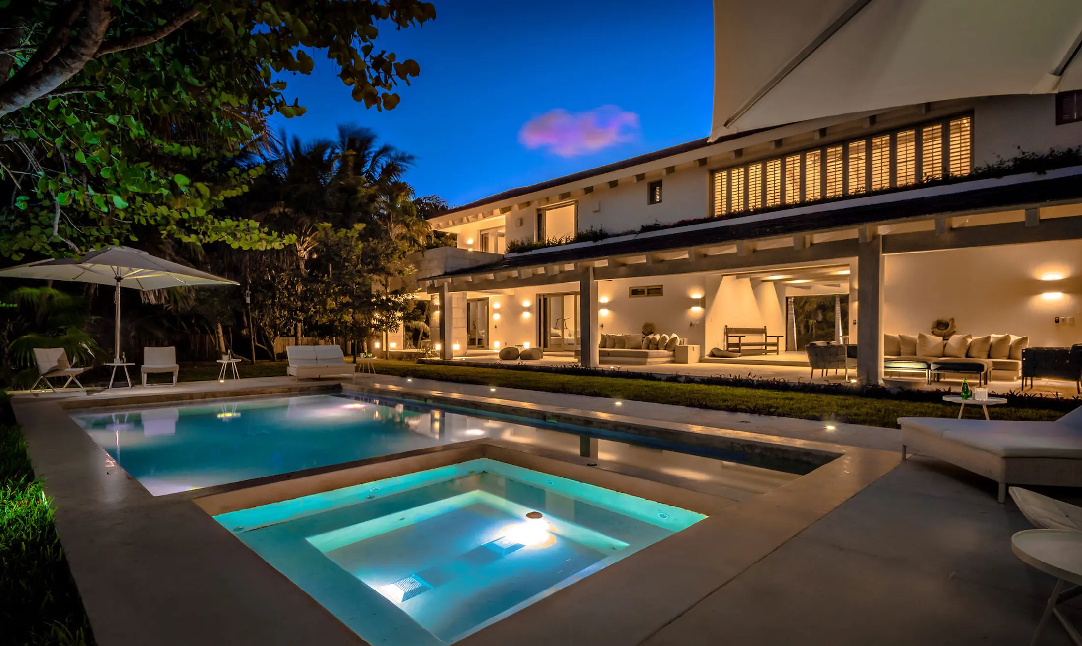 Azucena · Villa en la selva con alberca privada diseño moderno en Tulum, con jacuzzi para 12