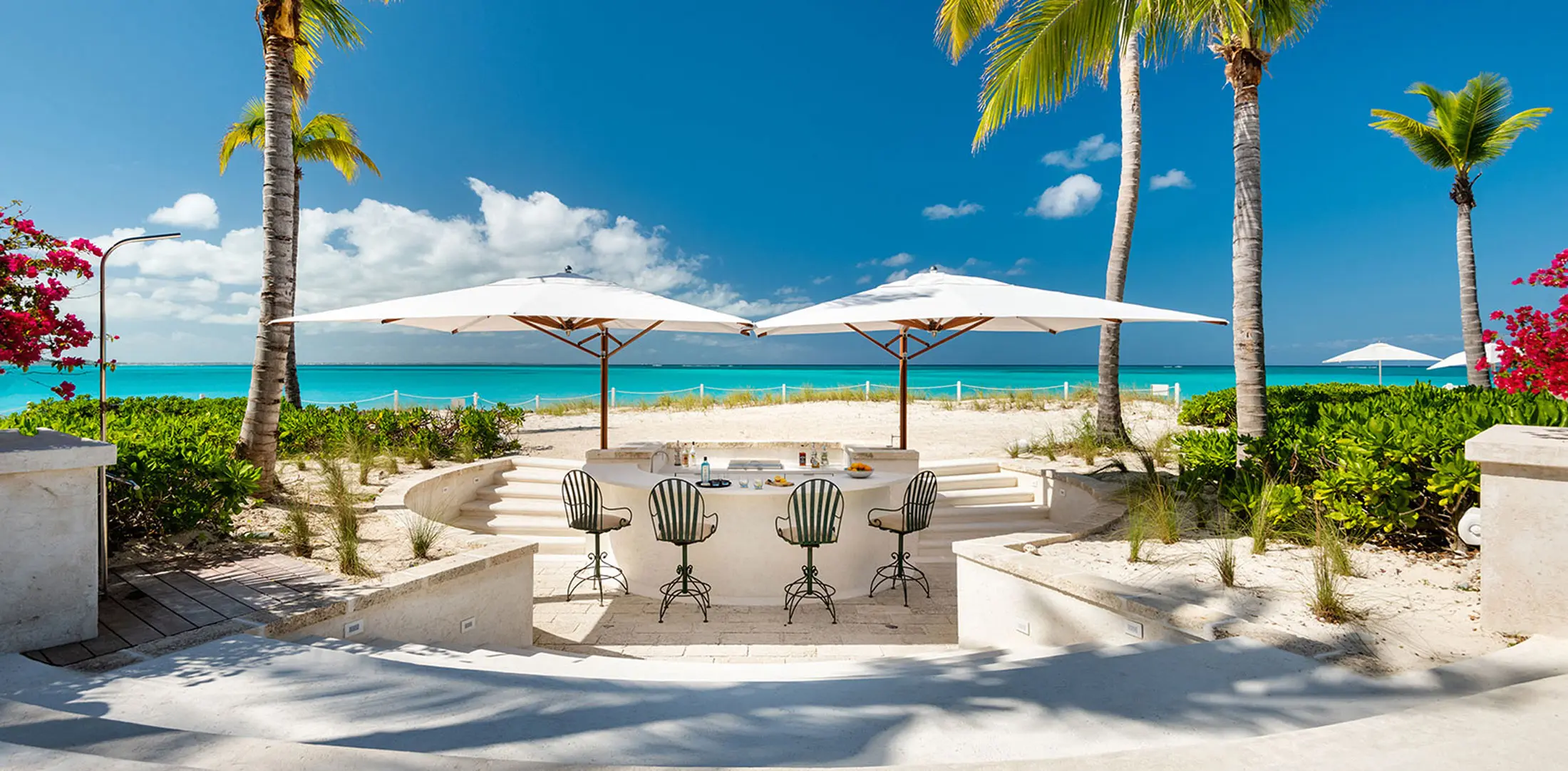 Calma Mansa · Colonial-style beachfront Villa with private pool in Turks & Caicos, with spa