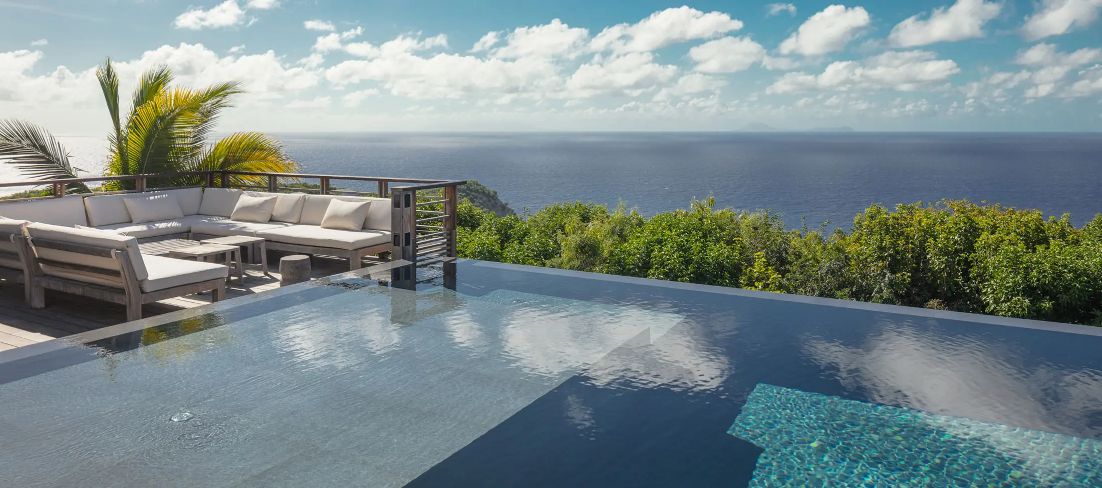 Corbeta Serena · Villa con vista al mar con alberca infinity diseño moderno en St. Barths, con spa