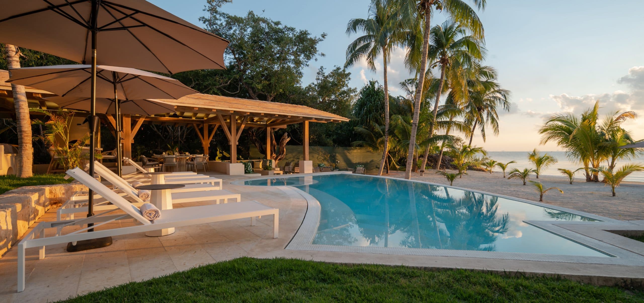 Granate · Beachfront Villa with private pool and dock and spa in Isla Mujeres