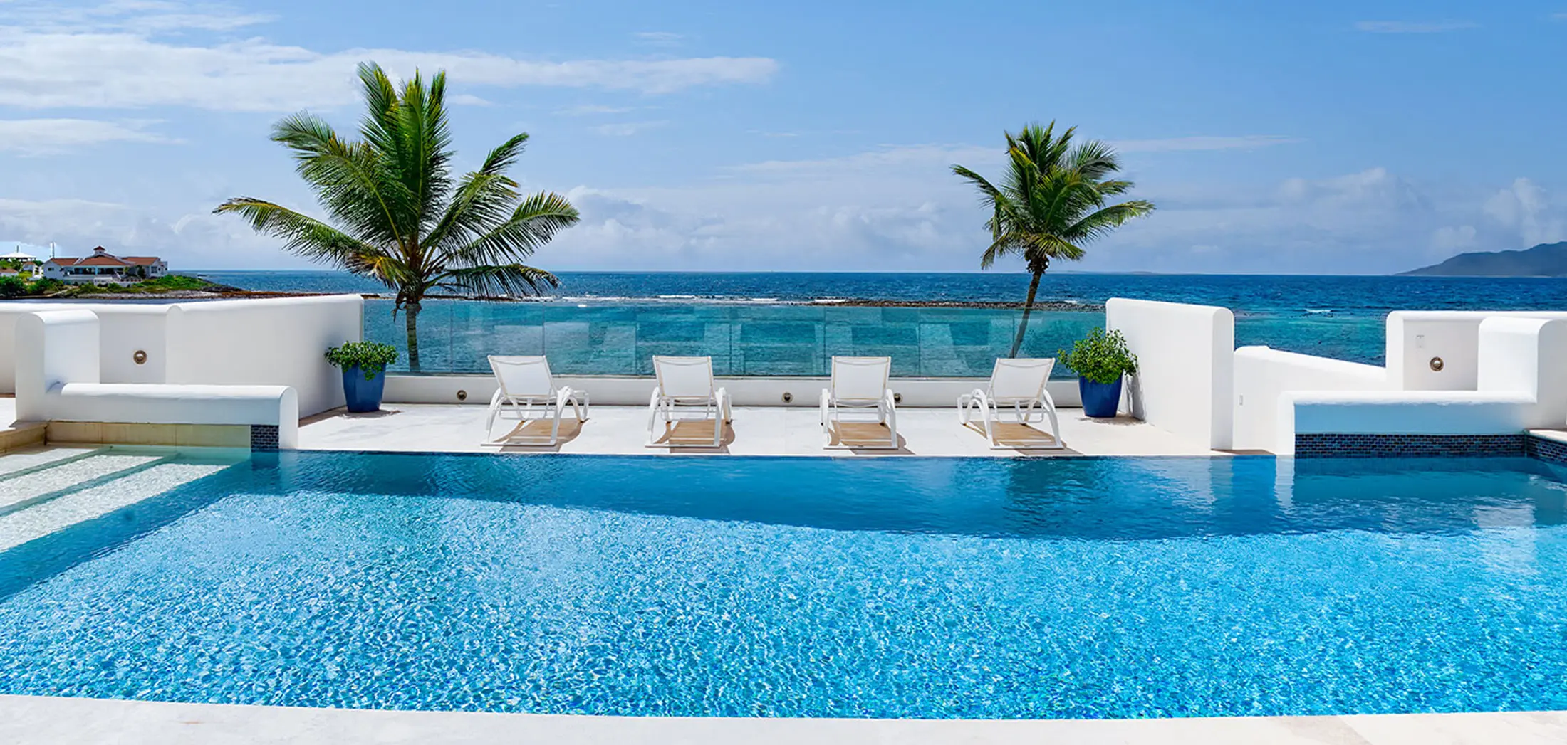 Loto Bravo · Beachfront Villa with infinity pool in Anguilla