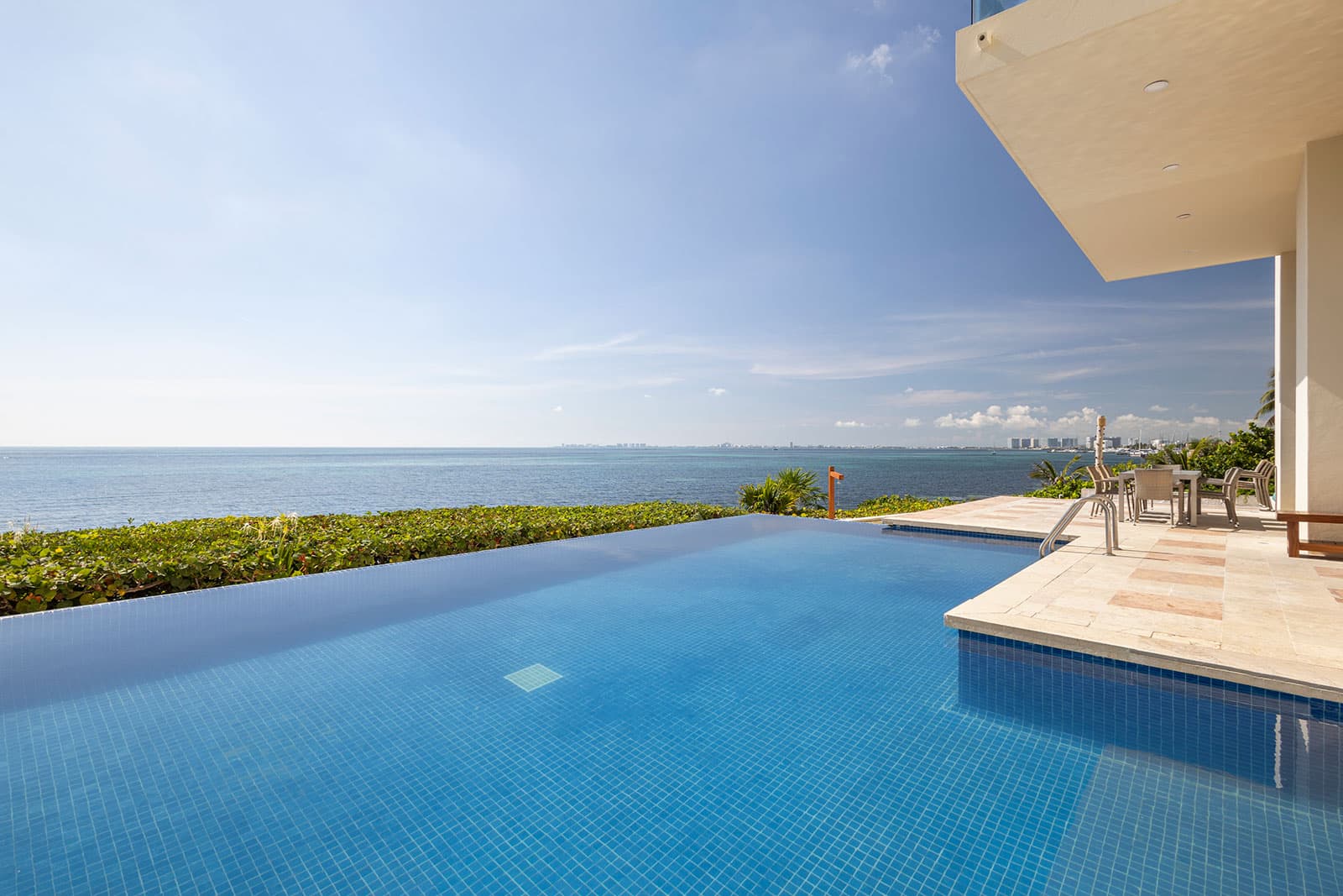 Rigel · Beachfront Villa with private pool and jacuzzi in Punta Sam, Cancún