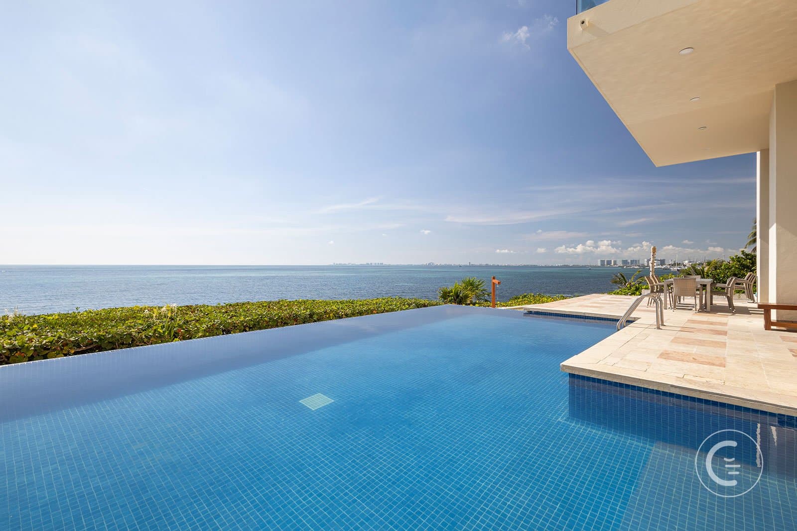 ¿Cuánto cuesta rentar una villa frente al mar en Cancún?