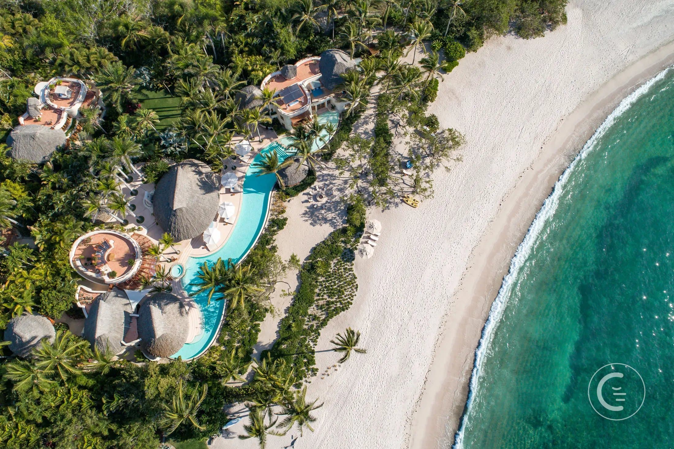 Yaax Nuevo · Villa frente al mar con alberca privada estilo tropical en Punta Mita, con spa