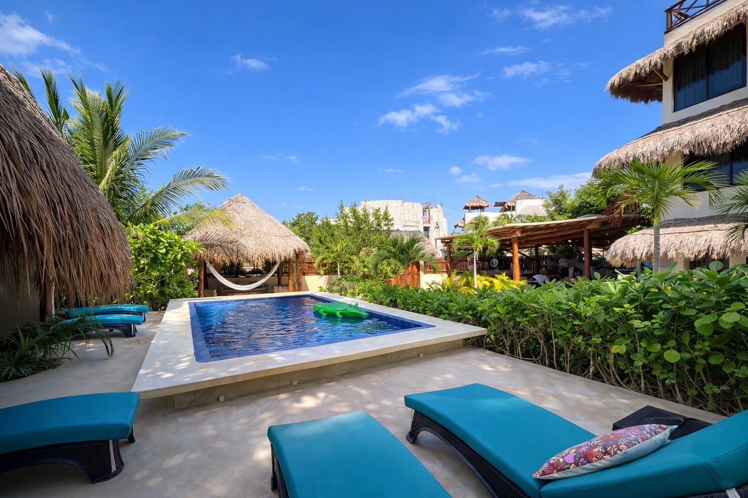 Atenea Holbox — 01 alberca-camastros